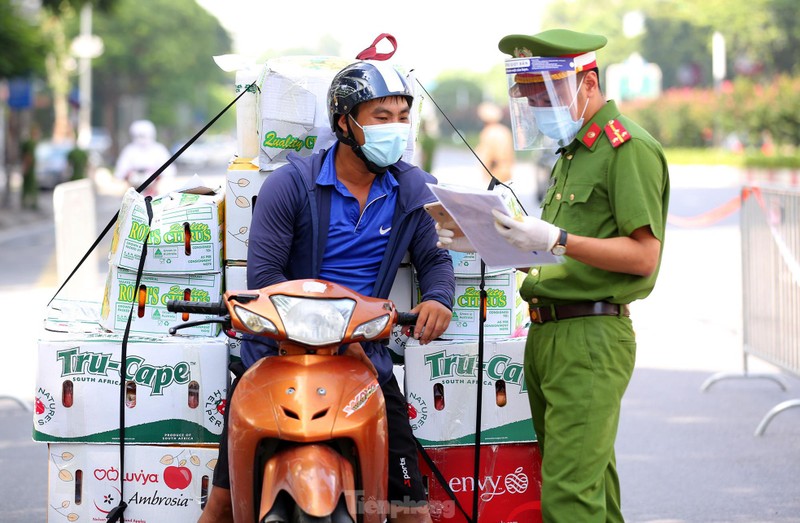 Hinh anh to cong tac dac biet kiem tra nguoi luu thong trong noi do Ha Noi-Hinh-11