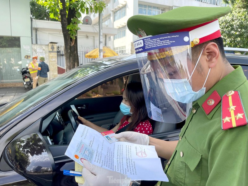 Hinh anh to cong tac dac biet kiem tra nguoi luu thong trong noi do Ha Noi-Hinh-2