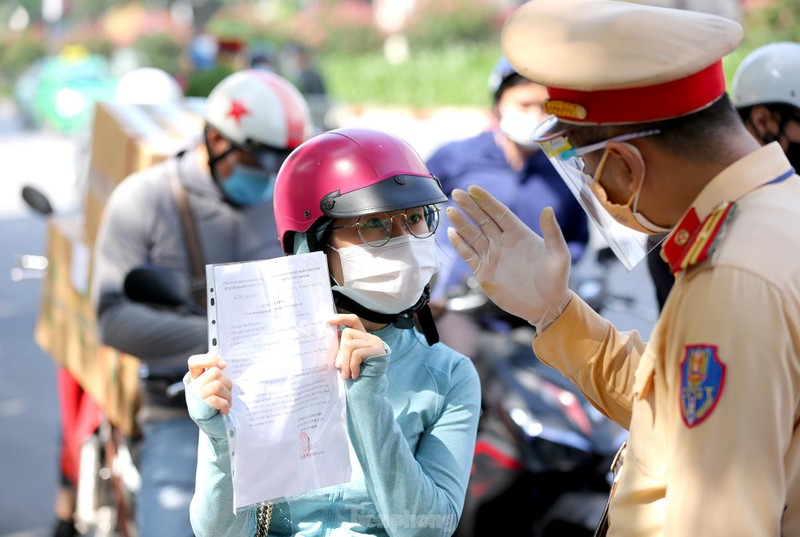 Hinh anh to cong tac dac biet kiem tra nguoi luu thong trong noi do Ha Noi-Hinh-3