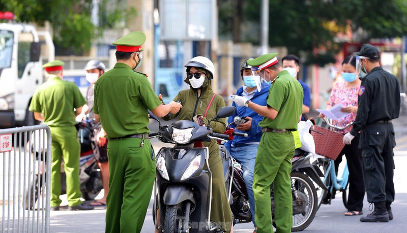 Hinh anh to cong tac dac biet kiem tra nguoi luu thong trong noi do Ha Noi-Hinh-4