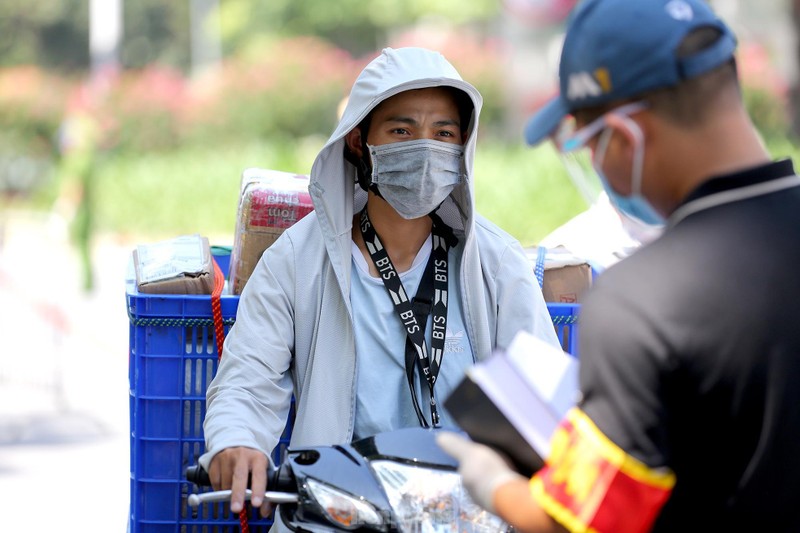 Hinh anh to cong tac dac biet kiem tra nguoi luu thong trong noi do Ha Noi-Hinh-5