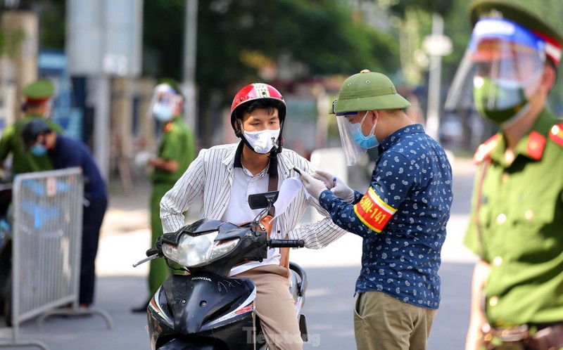 Hinh anh to cong tac dac biet kiem tra nguoi luu thong trong noi do Ha Noi-Hinh-6