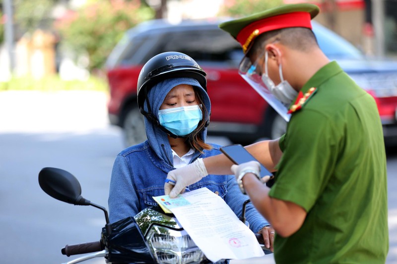 Hinh anh to cong tac dac biet kiem tra nguoi luu thong trong noi do Ha Noi-Hinh-8