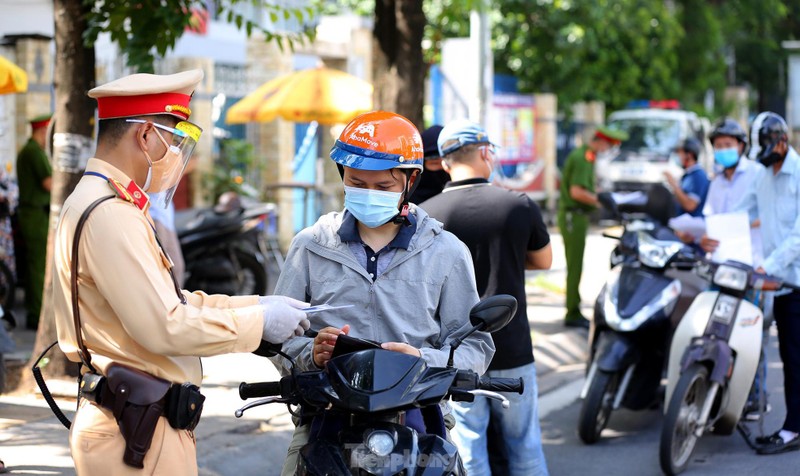 Hinh anh to cong tac dac biet kiem tra nguoi luu thong trong noi do Ha Noi-Hinh-9