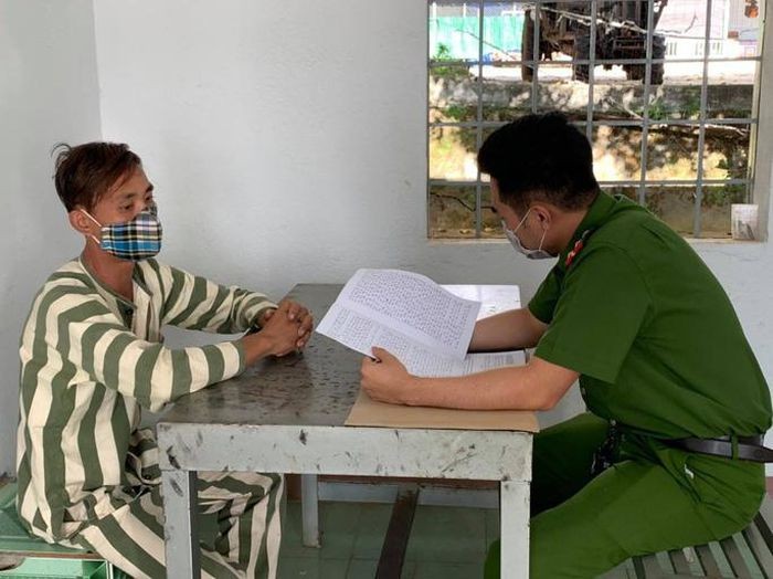 Tin nong 23/8: Nghi an goa phu sat hai nguoi yeu ben bo suoi-Hinh-2