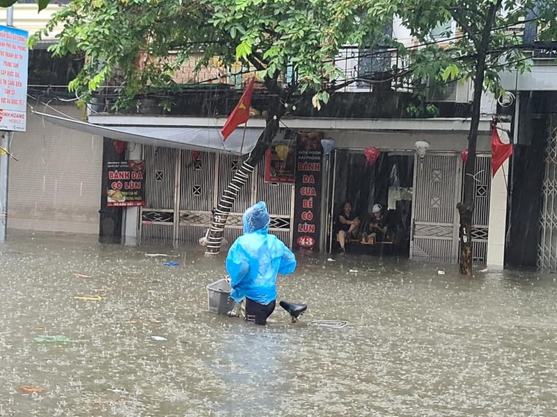 Mua lon tai Hai Phong, nhieu tuyen duong ngap sau ca met-Hinh-4