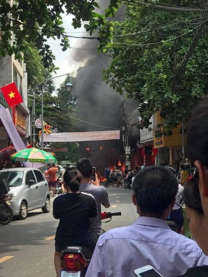 Vu chay 4 ngoi nha o Vinh Phuc: Bat giu nghi pham nem bom xang