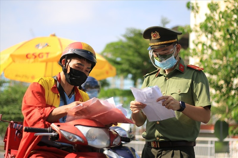 Cua hang thuoc “nga ngua” vi bi tu choi cap giay di duong