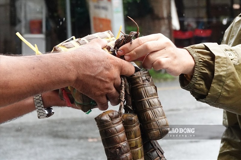 Trung uy cong an dam mua, dai nang giup dan vuot qua dai dich-Hinh-5