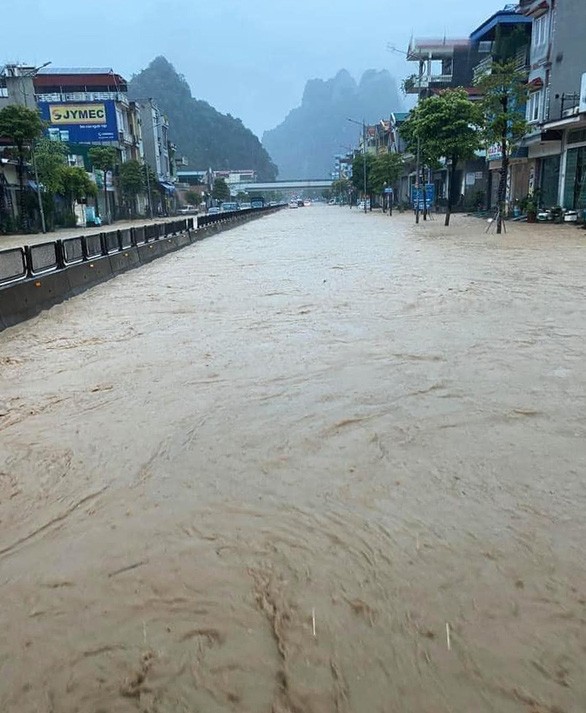 Canh bao mua mua lu: Hoc sinh Quang Ninh dung chau de chay lu-Hinh-12