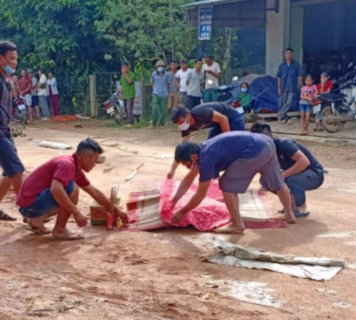 Nghi do mau thuan, nguoi dan ong bi chem chet giua duong-Hinh-4