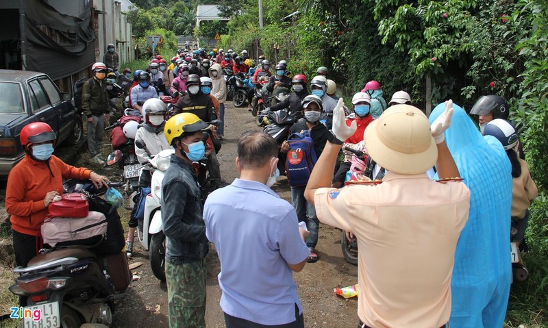 Chay xe may xuyen dem, nhieu nguoi kiet suc khi den Dak Lak-Hinh-10