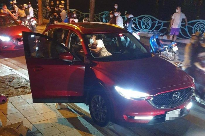 Diem tin sang 7/10: Co gai ngoi tren xe Mazda CX5 bi danh ghen giua duong