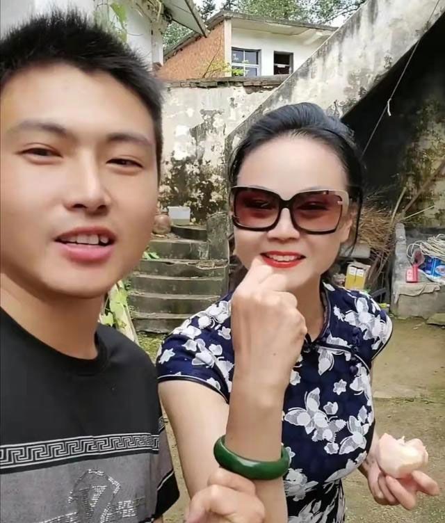 Chang 30 cuoi vo 56 tuoi, ngoai hinh co dau gay bat ngo