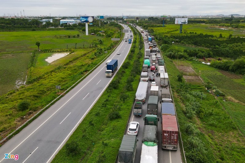 Hien truong vu tai nan khien tuyen Ha Noi - Bac Giang un tac 8 km-Hinh-11