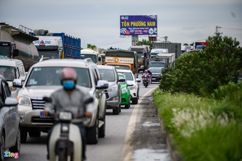 Hien truong vu tai nan khien tuyen Ha Noi - Bac Giang un tac 8 km-Hinh-7