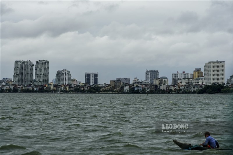 Khong khi lanh tran ve, bau troi Ha Noi toi sam trong gia ret-Hinh-4