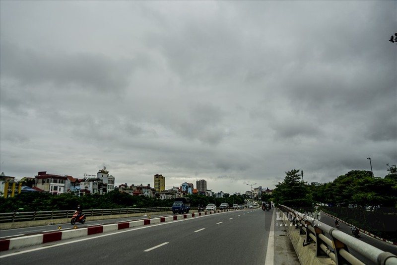 Khong khi lanh tran ve, bau troi Ha Noi toi sam trong gia ret