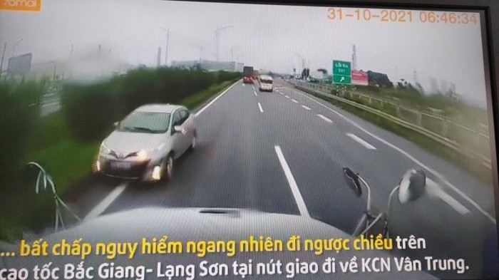 Bac Giang: Ket dang cho nu tai xe di nguoc chieu tren cao toc