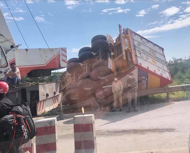 Xe container lat tren cau Thanh Tri, giao thong un tac keo dai