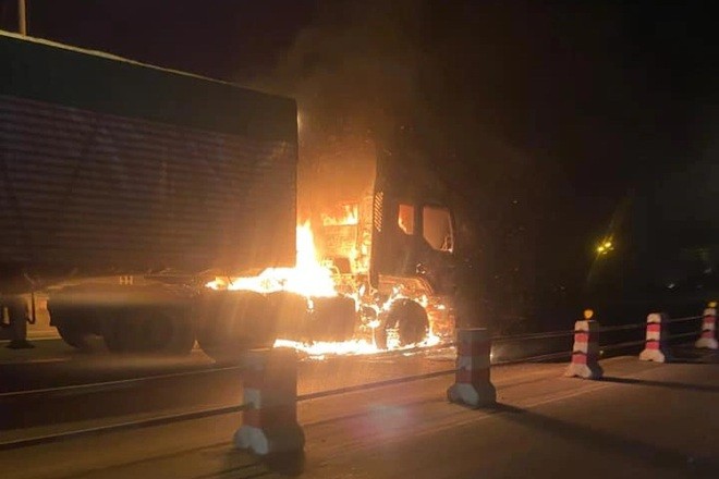 Xe container chay tro khung dau tren cau Thanh Tri