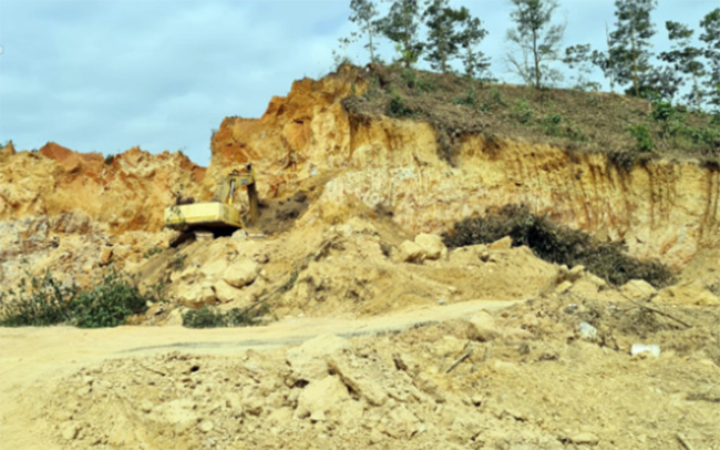 Cong nhan tu vong khi xuc dat o Quang Ninh: Trach nhiem Cty Duy Long?