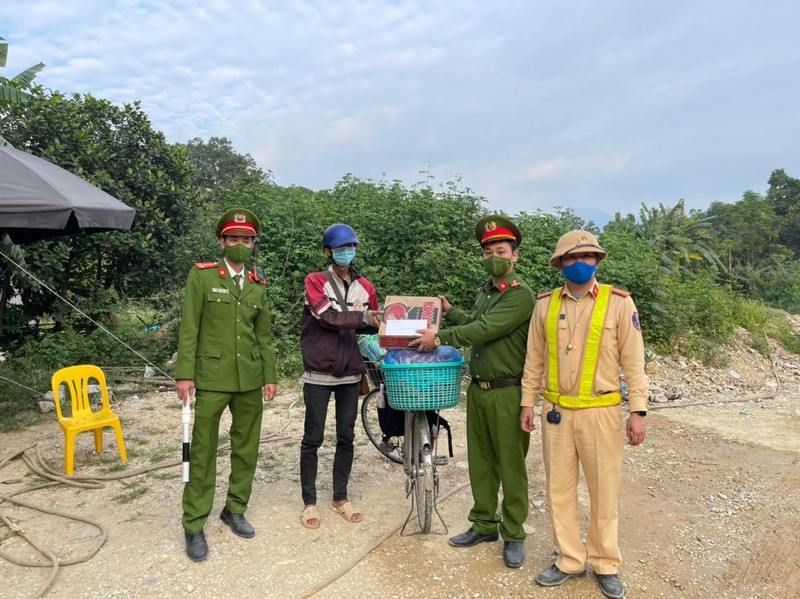 Di xe dap gan 2.000km tu An Giang den Tuyen Quang de tim viec