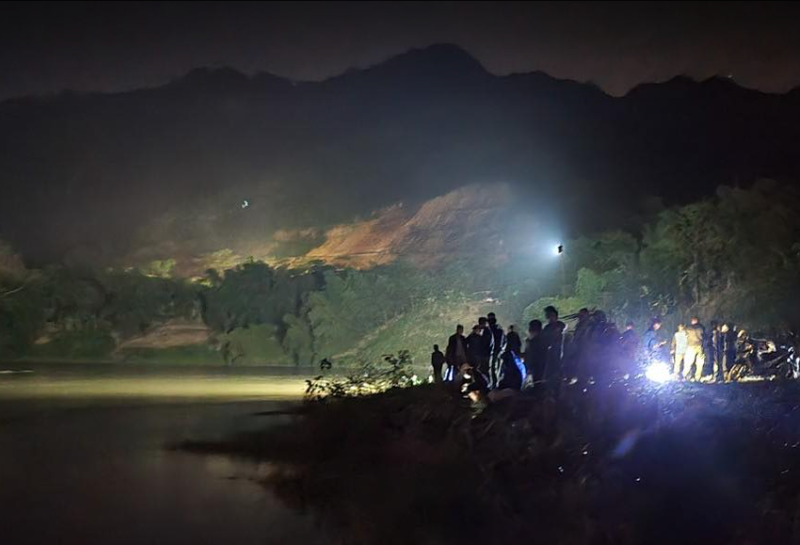 Ra song Ma choi, nu sinh lop 9 o Hoa Binh bi duoi nuoc