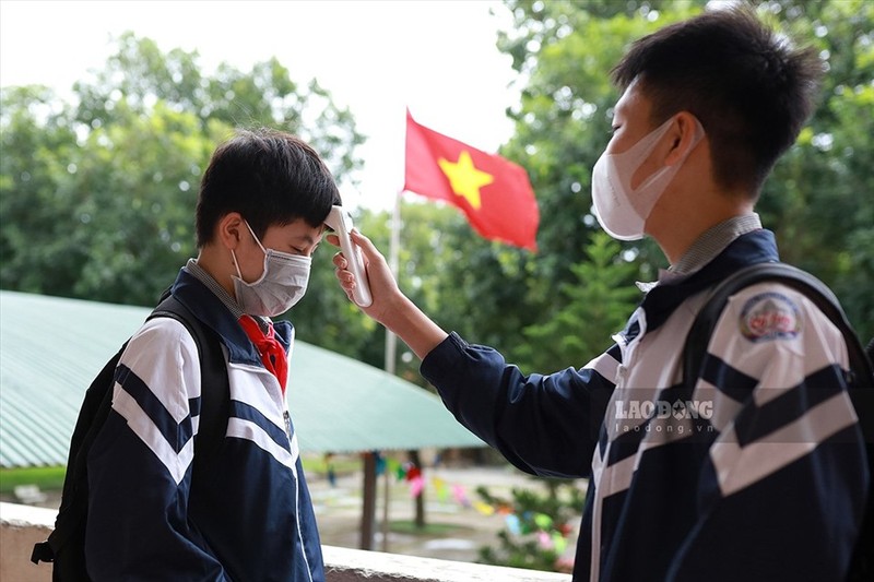 Giao vien Ha Noi xuc dong, hoc sinh hao huc khi tro lai truong-Hinh-4