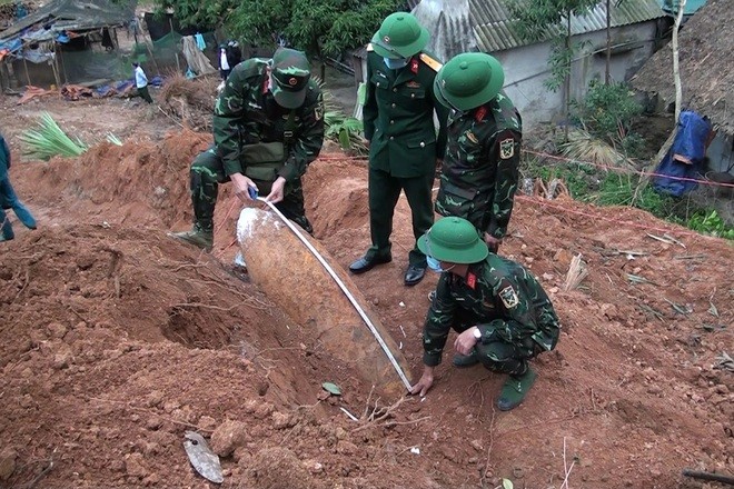 Phat hien qua bom nang 350 kg nam duoi nen nha o Yen Bai