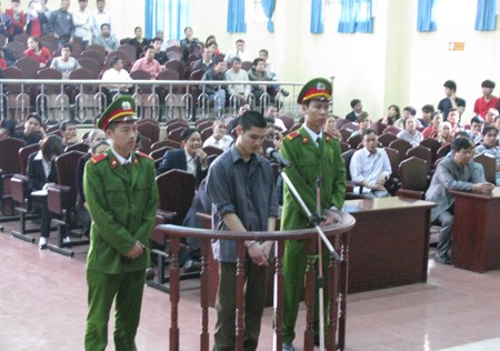 Hanh trinh pha an: Ba chu nha nghi bi khach om tu phia sau, ep uong thuoc ngu-Hinh-15