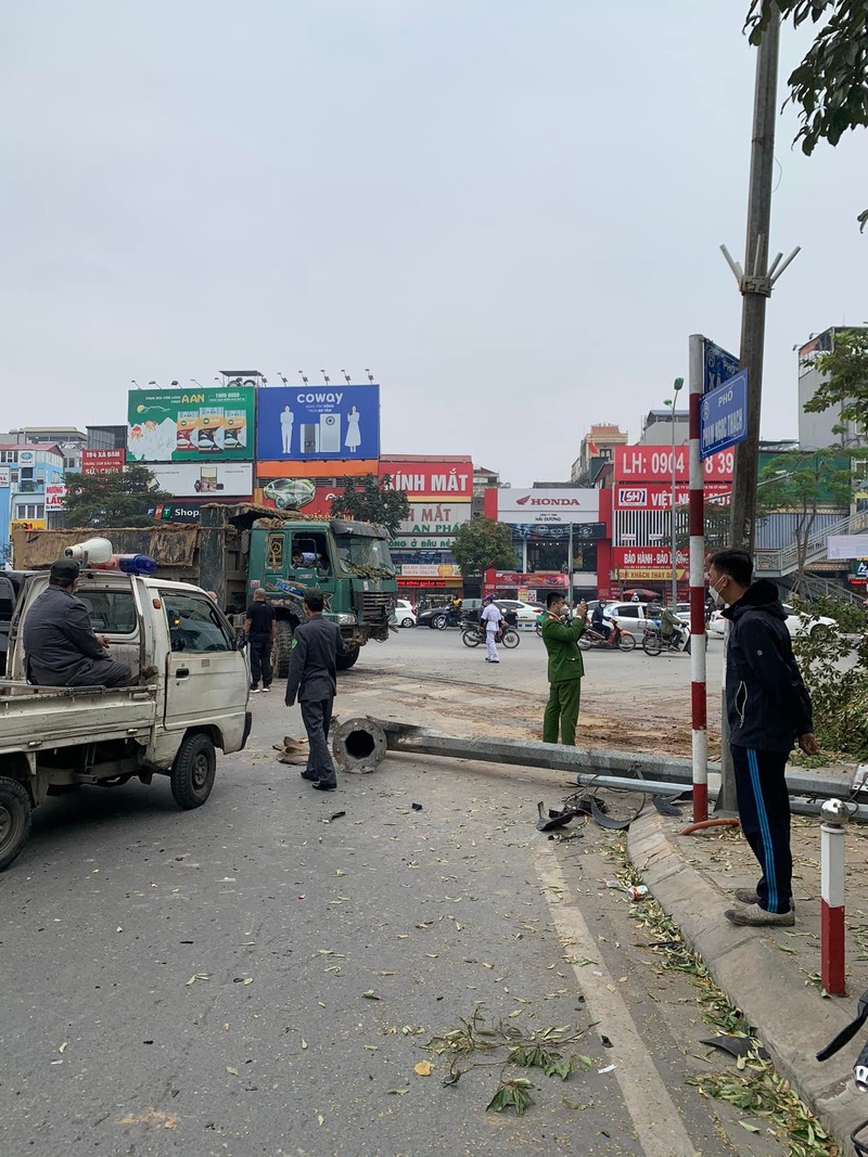 Sau va cham, xe tai huc do tuong truong hoc o Ha Noi-Hinh-2