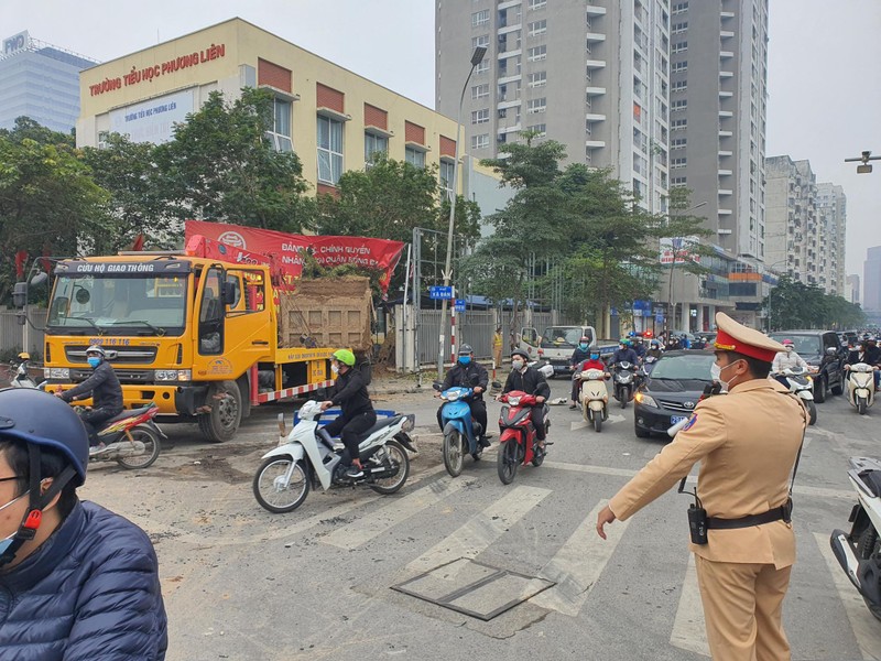 Sau va cham, xe tai huc do tuong truong hoc o Ha Noi-Hinh-4