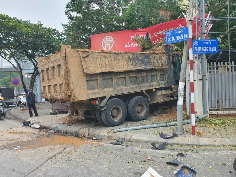 Sau va cham, xe tai huc do tuong truong hoc o Ha Noi