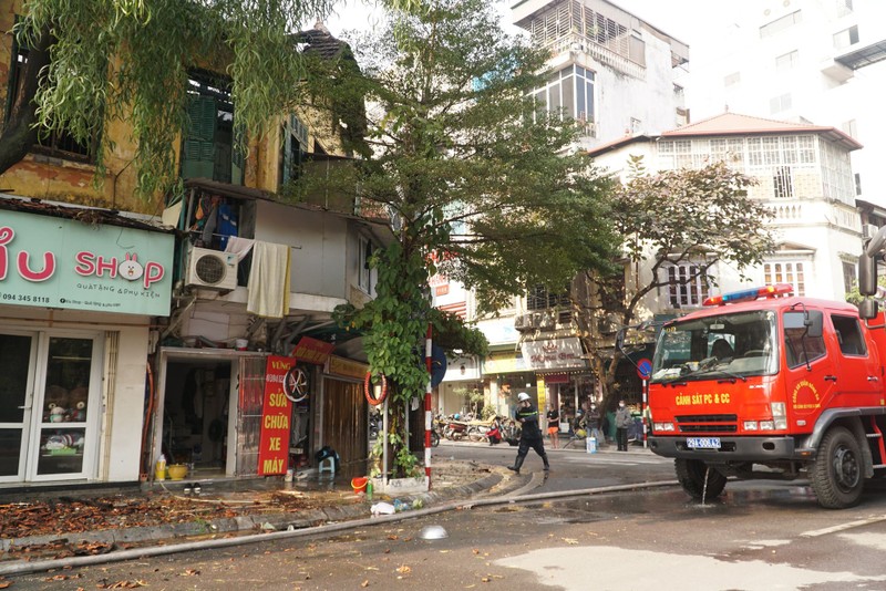 Ha Noi: Nha 2 tang boc chay, lua lan sang phong giao dich ngan hang-Hinh-4