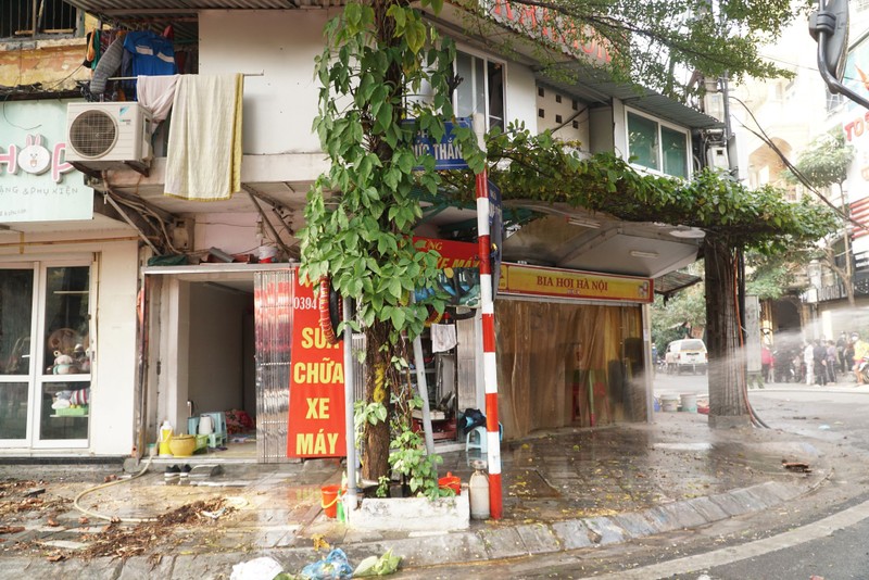 Ha Noi: Nha 2 tang boc chay, lua lan sang phong giao dich ngan hang-Hinh-5