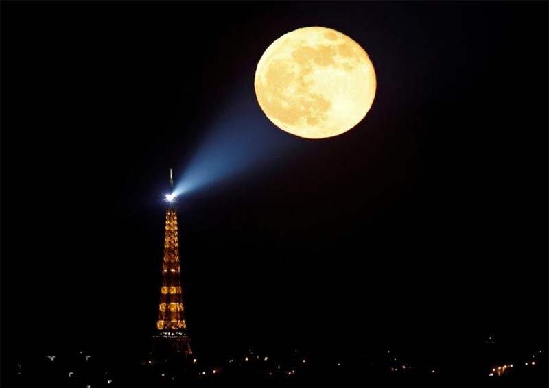 &quot;Siêu trăng hồng&quot; phía sau Tháp Eiffel ở Paris, Pháp, ngày 27/4/2021.