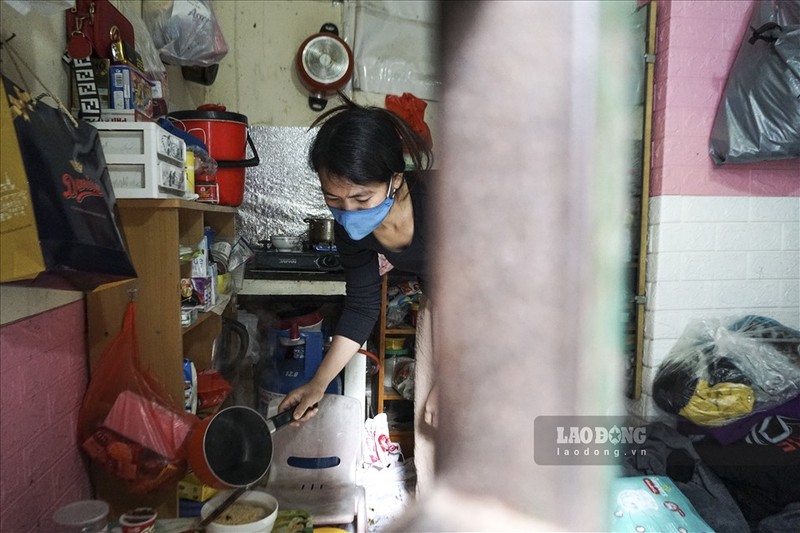 Nha tro 10m2 cua me con nu lao cong cung di gom rac moi ngay o Ha Noi-Hinh-3