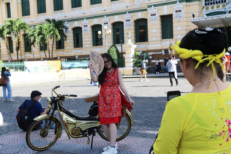 Nhung bong hong dien ao dai rang ro xuong pho ngay dau nam moi 2022-Hinh-11