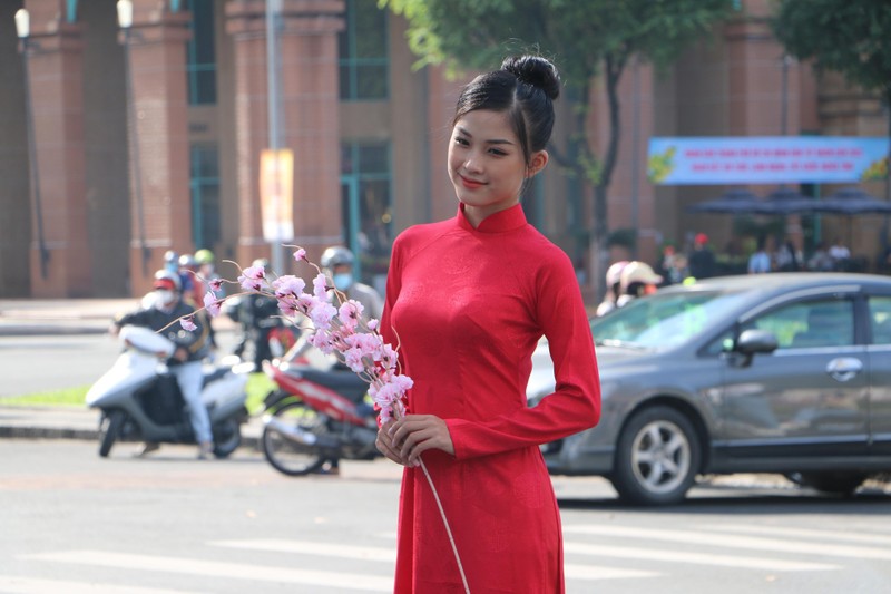 Nhung bong hong dien ao dai rang ro xuong pho ngay dau nam moi 2022-Hinh-5