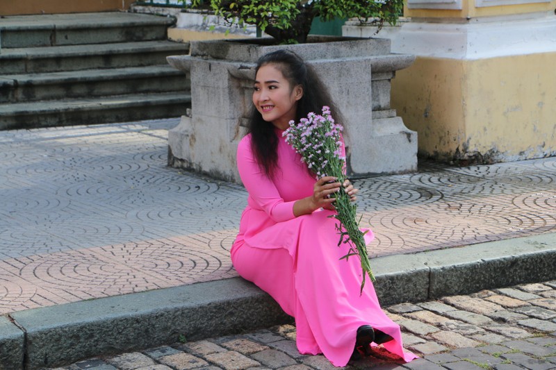 Nhung bong hong dien ao dai rang ro xuong pho ngay dau nam moi 2022-Hinh-9