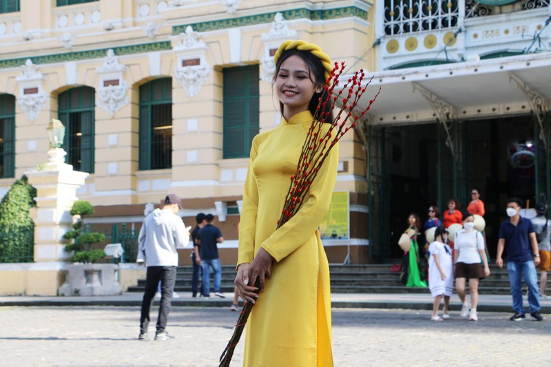 Nhung bong hong dien ao dai rang ro xuong pho ngay dau nam moi 2022