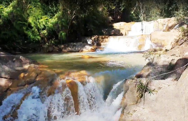 Tin nong 26/1: Qua gay su, bi truong khoi pho danh chet-Hinh-5