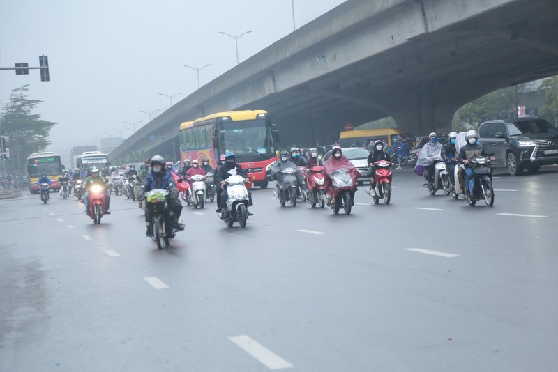 Ha Noi: Nghin nguoi doi mua ret len loi tren duong ngay dau di lam-Hinh-10