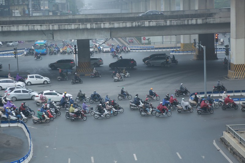 Ha Noi: Nghin nguoi doi mua ret len loi tren duong ngay dau di lam-Hinh-7