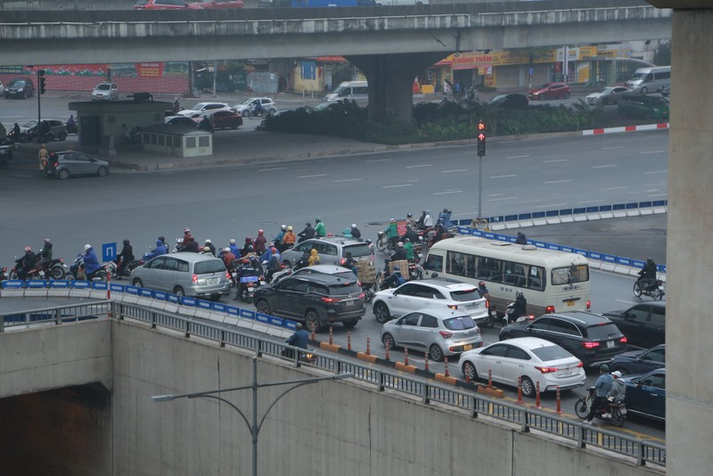 Ha Noi: Nghin nguoi doi mua ret len loi tren duong ngay dau di lam-Hinh-8