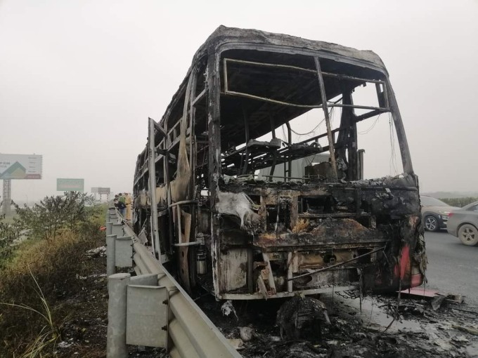 Hien truong vu xe giuong nam chay tro khung tren cao toc o Ha Noi-Hinh-2