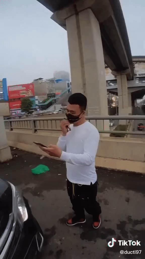 Video: Nam shipper va cham lam mop duoi xe Camry
