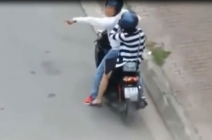 Video: Co gai quy goi xuong duong sau cai chi tay cua ban trai