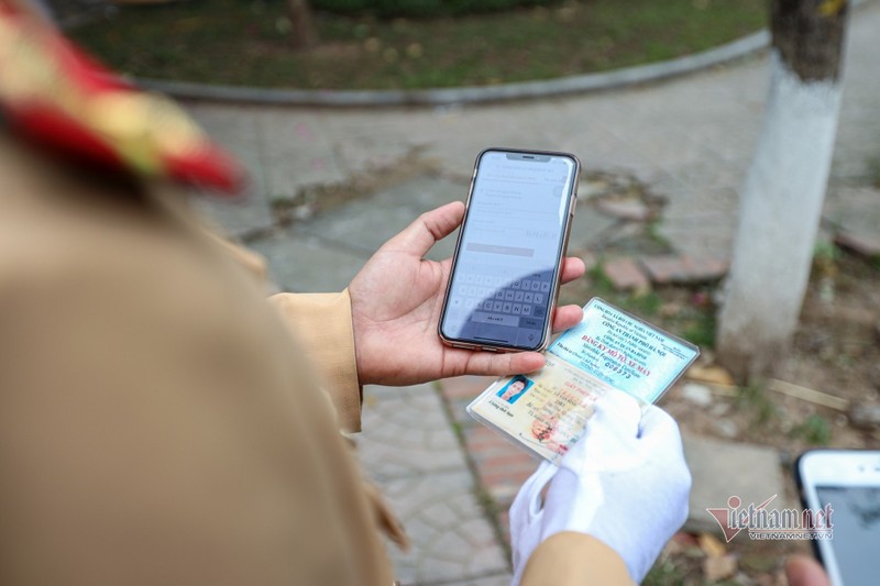 Ha Noi: Nguoi pham luat giao thong ngay dau nhan 'trap' phat, dong tien qua mang-Hinh-10